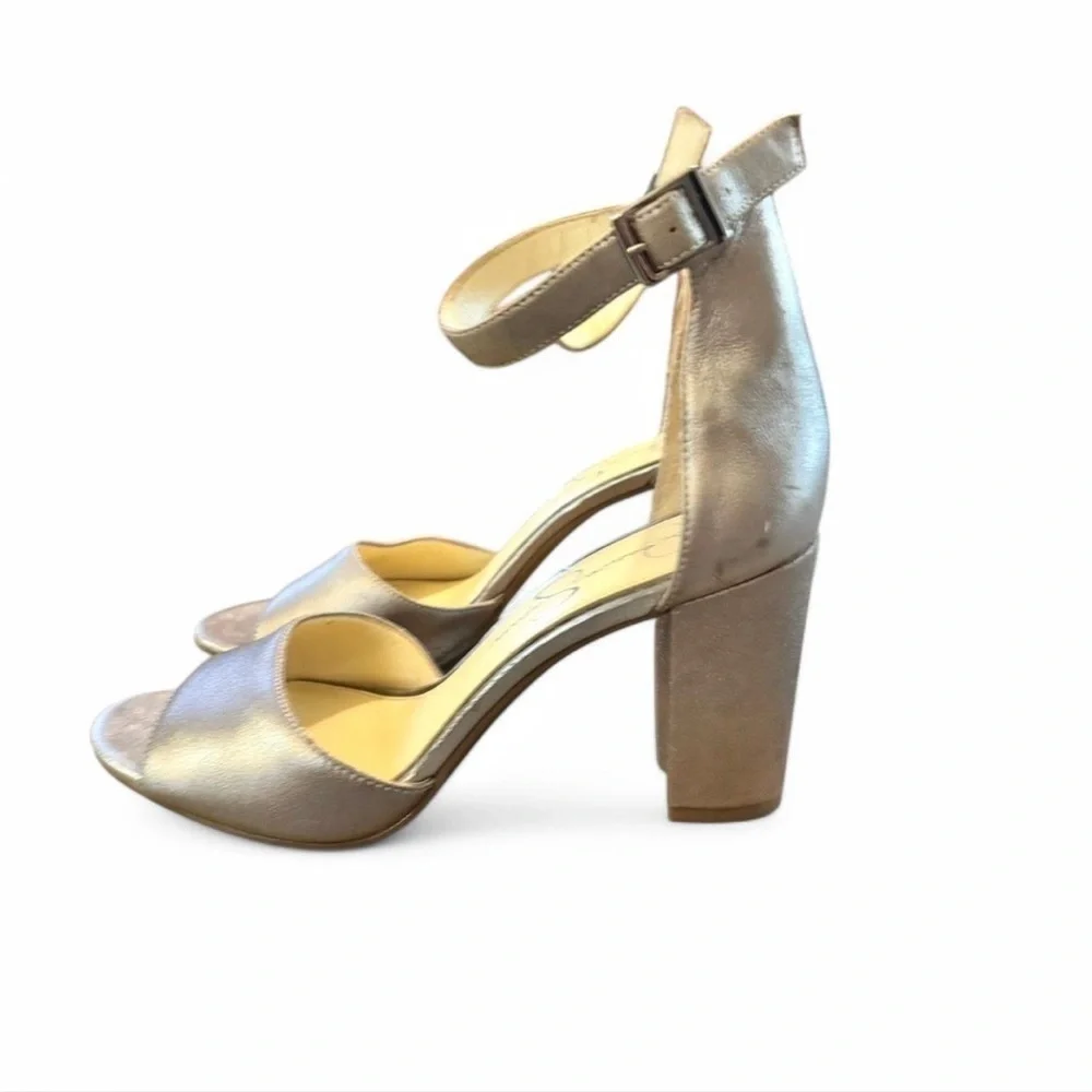 Jessica Simpson add minimalistic